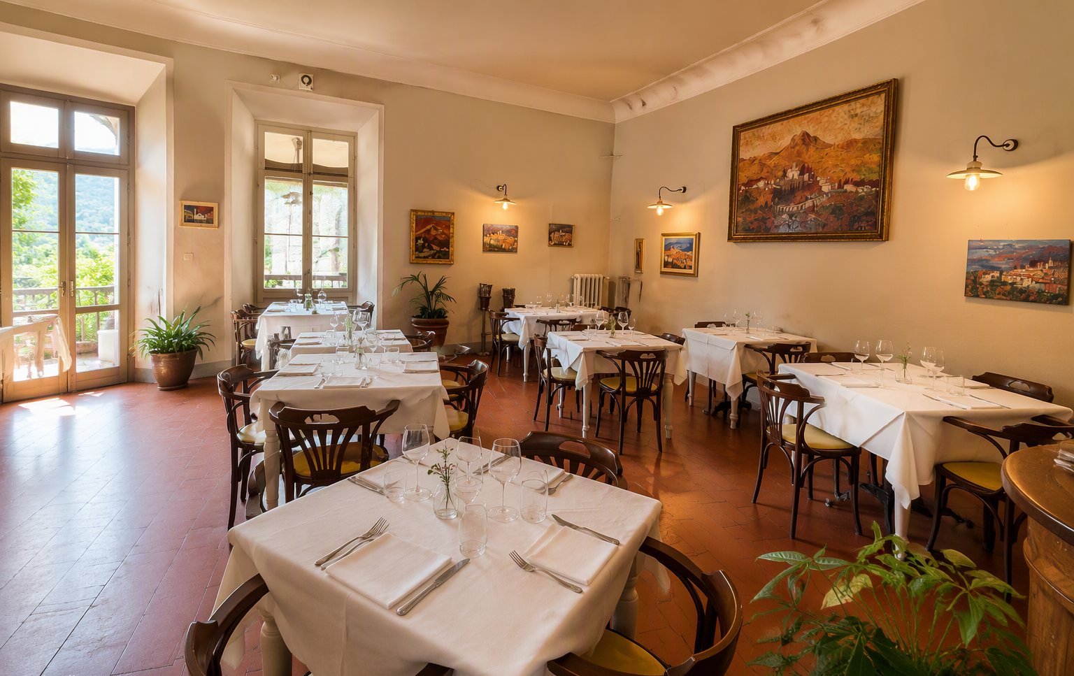 La sala storica del caffè con i quadri d'epoca e i tavoli apparecchiati